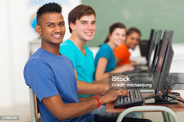 Foto de Grupo De Diversidade High School Alunos Em Sala De Aula e mais fotos de stock de Adolescente