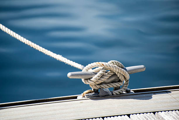 detail image of yacht rope cleat on sailboat deck - recreatieboot stockfoto's en -beelden