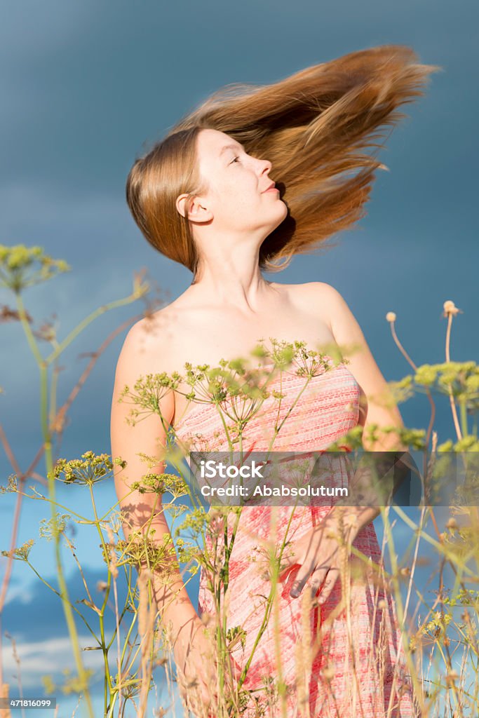 Flutuante Freckled mulher com cabelo em Prado - Royalty-free Adulto Foto de stock