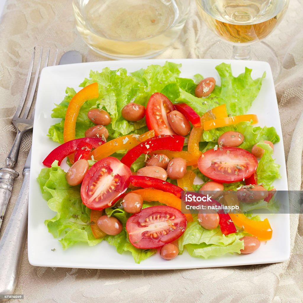 Ensalada con granos en la placa - Foto de stock de Aceite de oliva libre de derechos