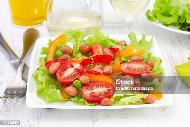 Photo libre de droit de Salade Composée Avec Des Haricots Tomates Et Poivrons banque d'images et plus d'images libres de droit de Aliment