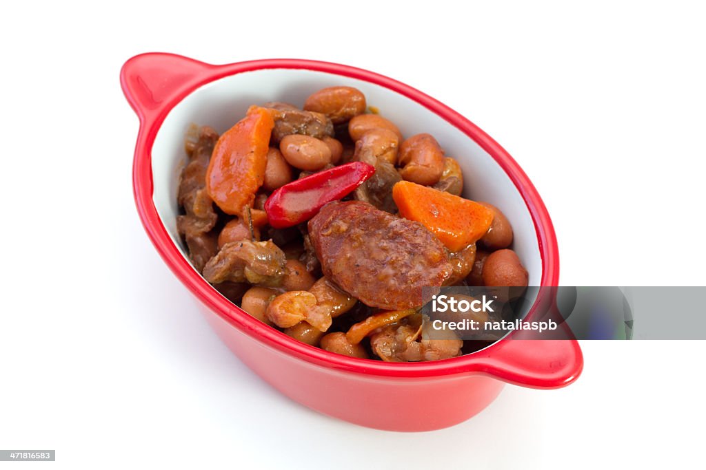 La carne con salchichas y frijoles en el tazón - Foto de stock de Alimento libre de derechos