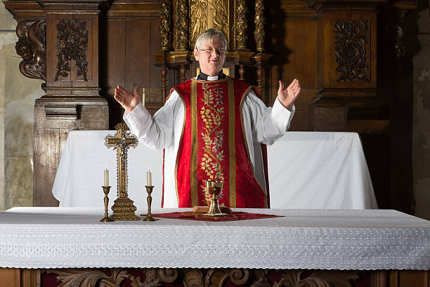 segnung der abendmahlskelch - priester stock-fotos und bilder