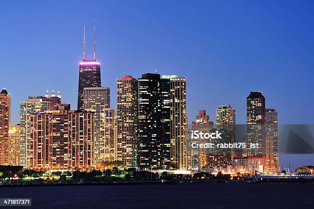 Chicago Skyline At Dusk Foto de stock y más banco de imágenes de Aire libre - Aire libre, América del norte, Anochecer