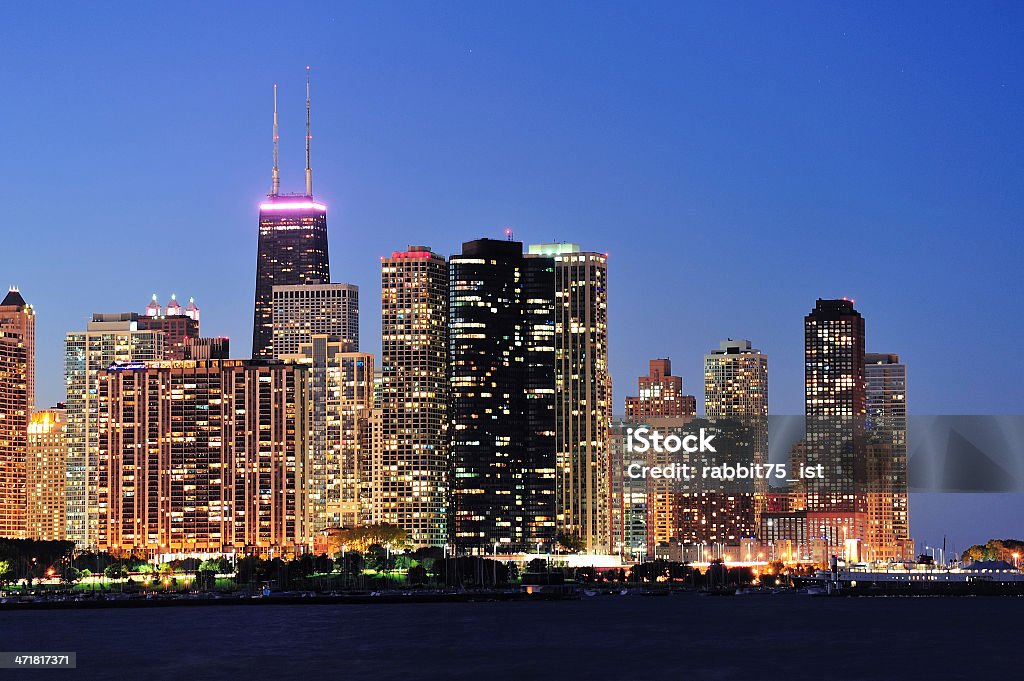 Horizonte de Chicago ao anoitecer - Foto de stock de América do Norte royalty-free