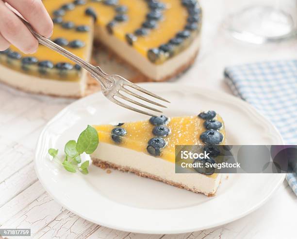 Photo libre de droit de Gâteau Au Fromage À La Mangue Avec Des Myrtilles banque d'images et plus d'images libres de droit de Aliment - Aliment, Aliment en portion, Aliments et boissons