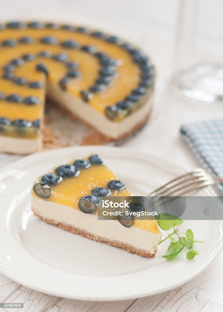 Gâteau au fromage à la mangue avec des myrtilles - Photo de Aliment libre de droits