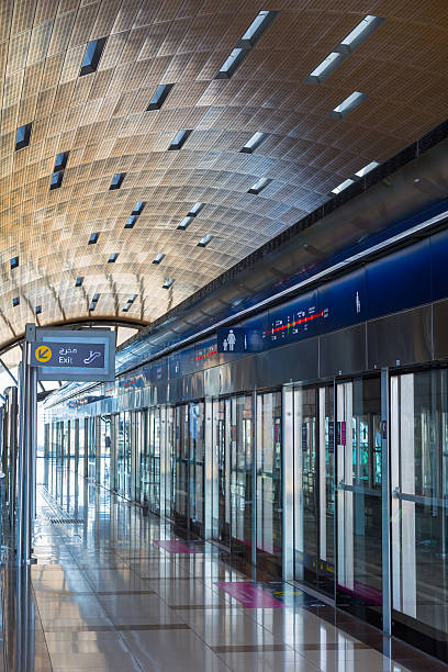 地下鉄駅－垂直の - furturistic ストックフォトと画像