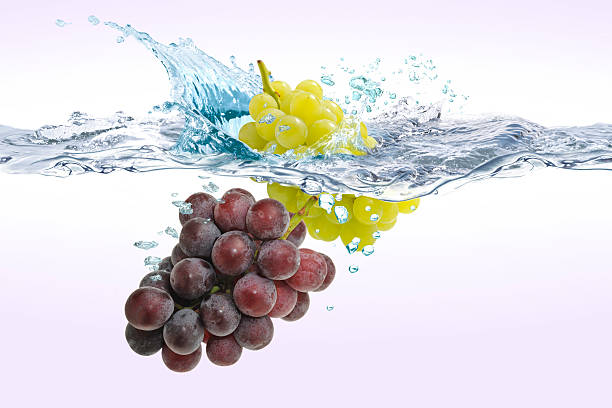 istock Grapes to jump into the water 471818158