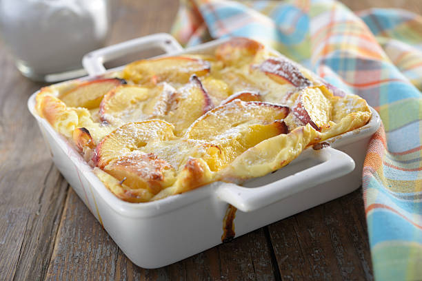 pfirsich-clafoutis - clafoutis stock-fotos und bilder