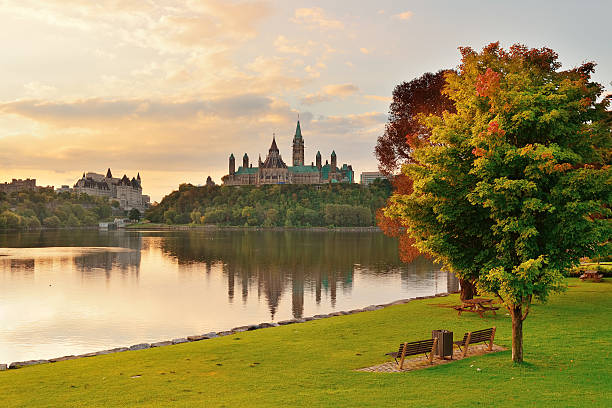 ottawa morgen - autumn clock roof colors stock-fotos und bilder