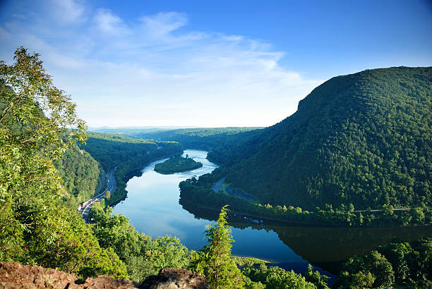 Nature landscape view from mountain peak Mountain peak view with blue sky, river and trees from Delaware Water Gap, Pennsylvania. pennsylvania stock pictures, royalty-free photos & images