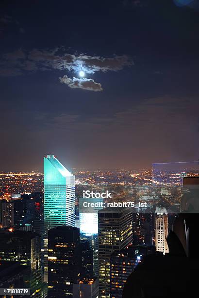 New York City Night Сцен — стоковые фотографии и другие картинки Без людей - Без людей, Большой город, Вертикальный
