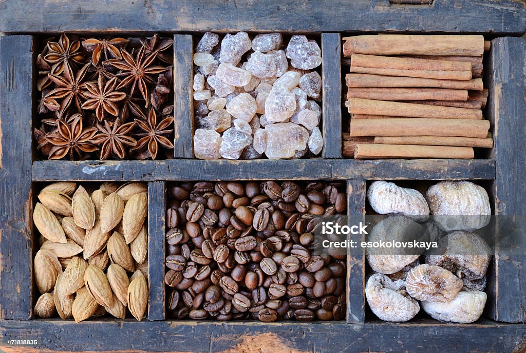 Café, tuercas y especias en oxidadas Caja de madera - Foto de stock de Alimento libre de derechos