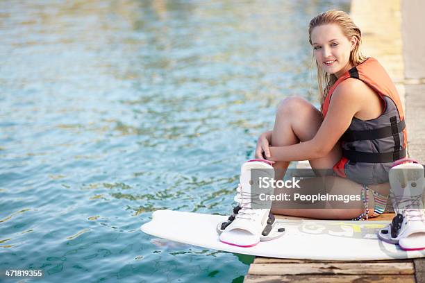 Momentos De Tranquilidade Pelo Lago - Fotografias de stock e mais imagens de Wakeboard - Wakeboard, Colete Salva-Vidas, Mulheres