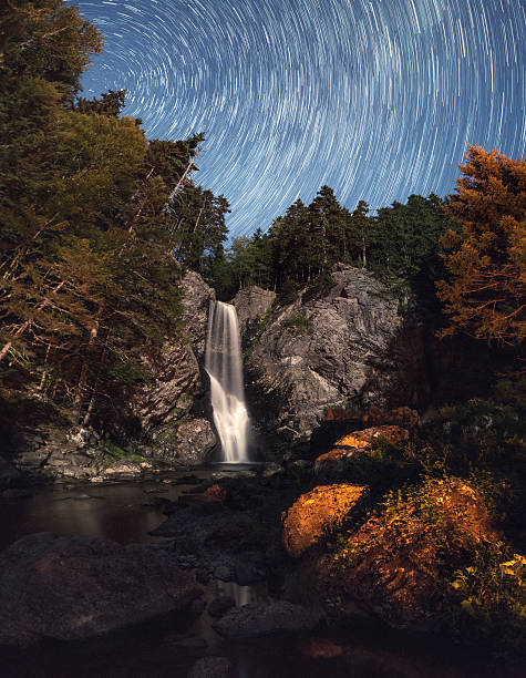 senderos de estrellas y cascadas - star trail clear sky tranquil scene circle fotografías e imágenes de stock