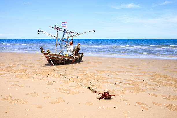 tradicional barco de pesca na praia - kutter - fotografias e filmes do acervo