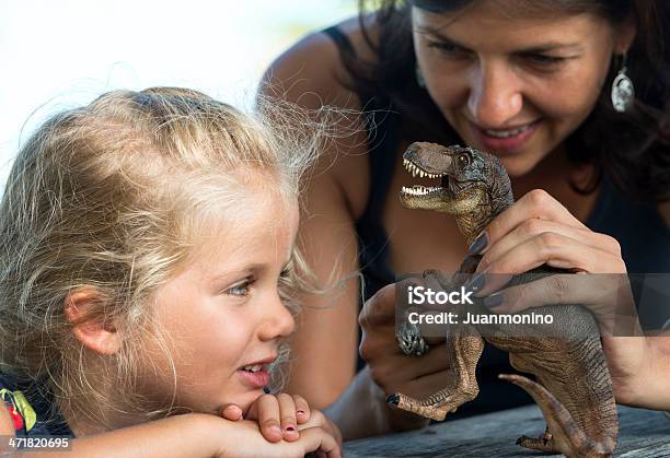 Condividere Il Momento - Fotografie stock e altre immagini di Parco pubblico - Parco pubblico, Ambientazione esterna, Bambino