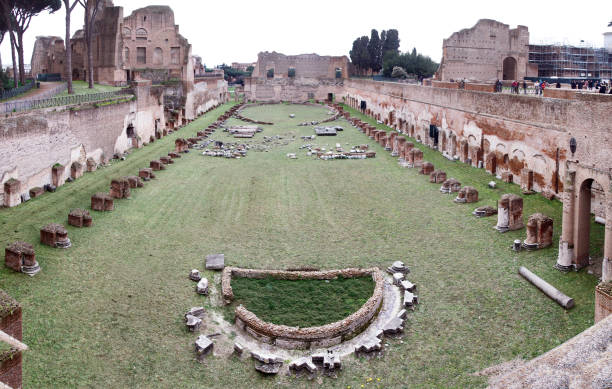 palatino ruinen in rom, italien - palace hotel stock-fotos und bilder