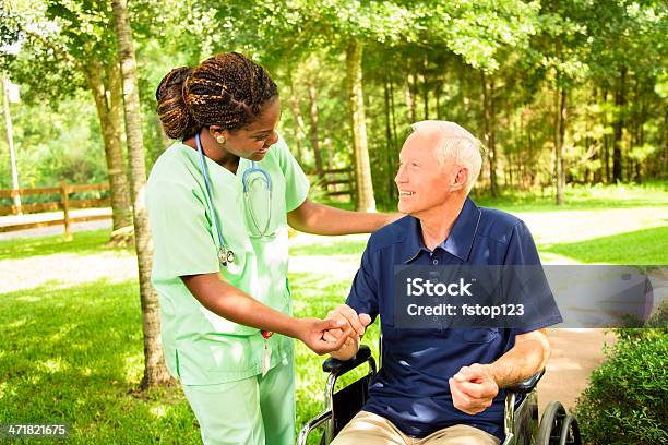 Photo libre de droit de Médecine Heureux Nourricier Visite Avec Homme Senior En Fauteuil Roulant banque d'images et plus d'images libres de droit de 20-24 ans