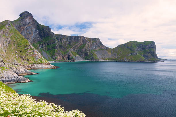 pitoresca praia sobre a ilhas lofoten - vaeroy imagens e fotografias de stock