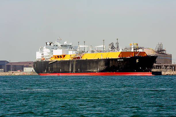 istock quay methane tanker to discharge 471823345
