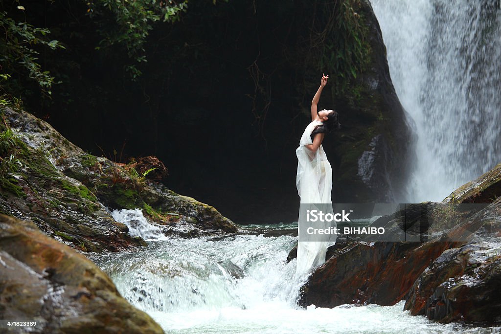 Junge Frau üben yoga - Lizenzfrei Eine Frau allein Stock-Foto