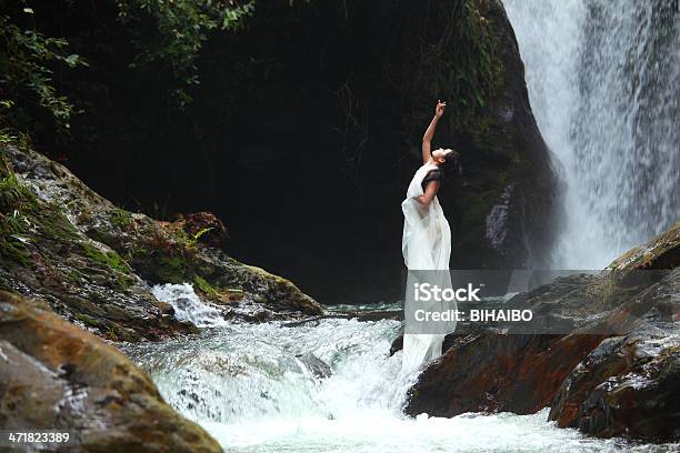 Junge Frau Üben Yoga Stockfoto und mehr Bilder von Eine Frau allein - Eine Frau allein, Frauen, Wasserfall
