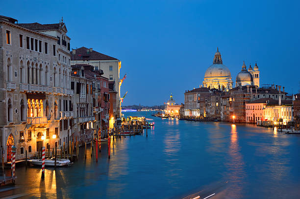 венеция в сумерки - venice italy beautiful accademia bridge grand canal стоковые фото и изображения