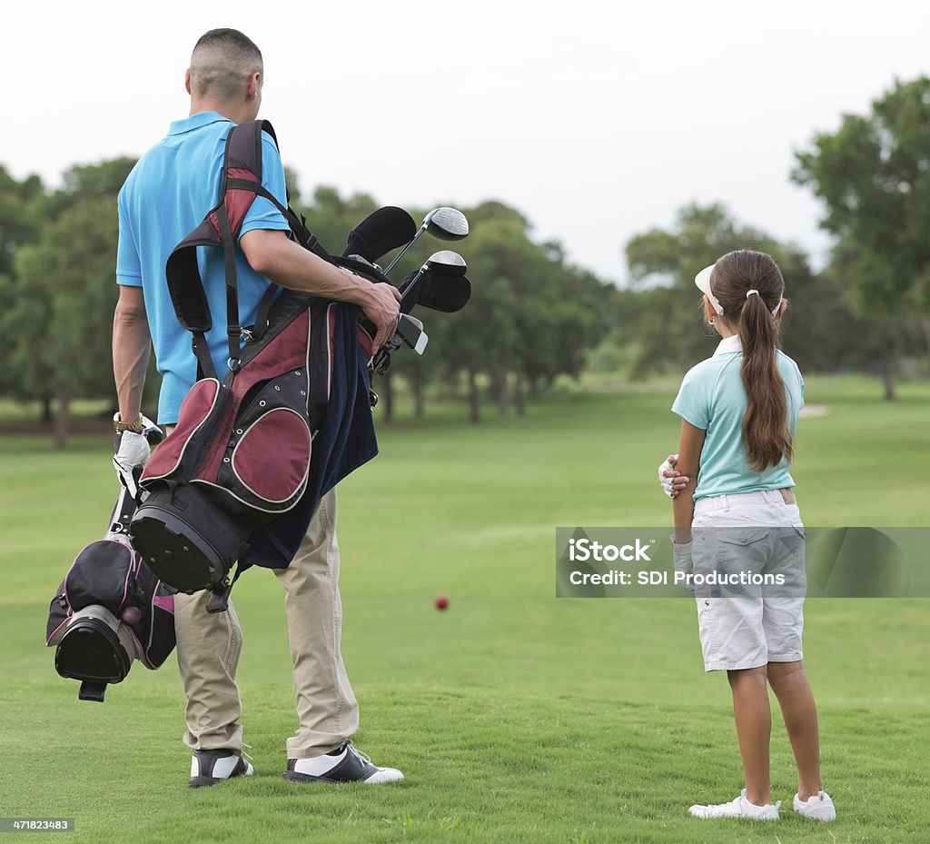 Pai e filha a andar no campo enquanto estiver a jogar golfe em conjunto - Royalty-free Saco de Golfe Foto de stock