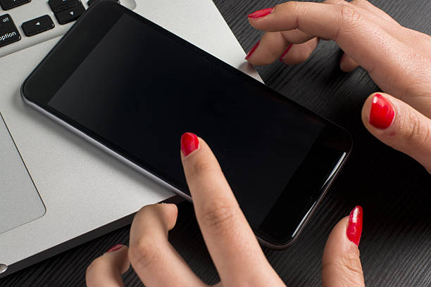 istock Holding 5.5inch Smartphone 471823666