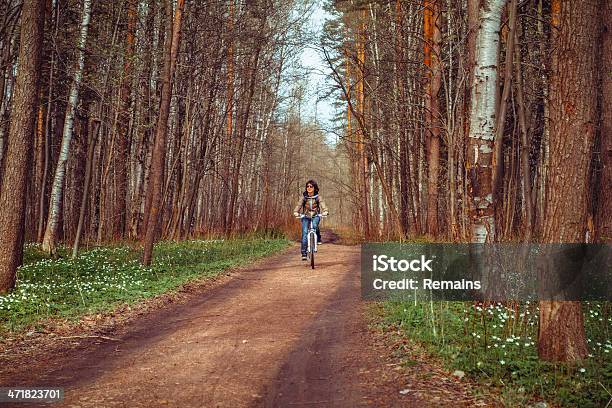 Foto de Jovem Mulher Com Bicicleta Em Uma Estrada e mais fotos de stock de Adulto - Adulto, Alegria, Atividade