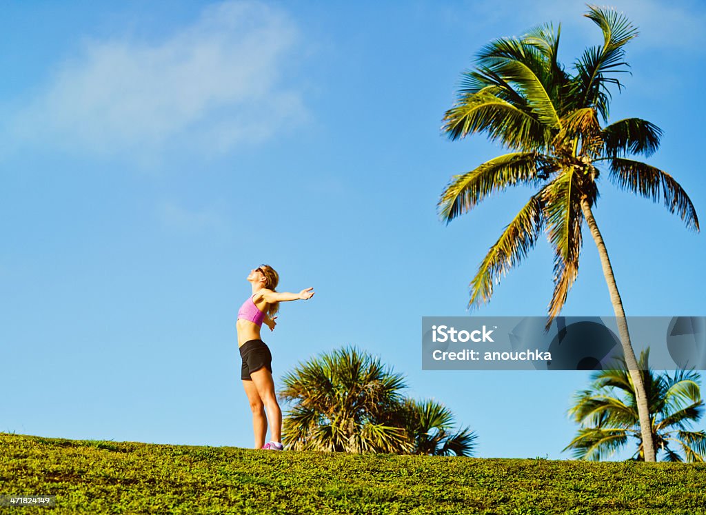 Mujer madura disfrutando al aire libre - Foto de stock de 40-44 años libre de derechos