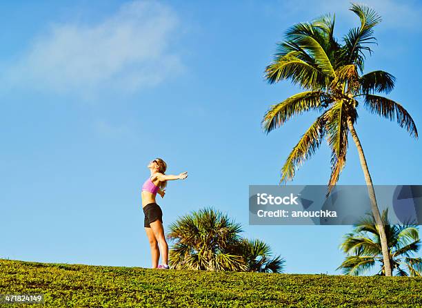 Mujer Madura Disfrutando Al Aire Libre Foto de stock y más banco de imágenes de 40-44 años - 40-44 años, 40-49 años, Actividades recreativas