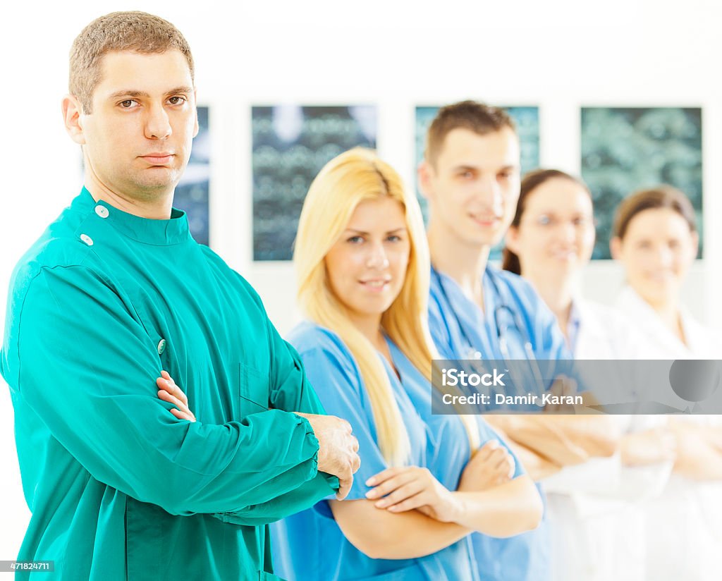 Medizinisches Personal stehen in radiology Praxis - Lizenzfrei Arzt Stock-Foto