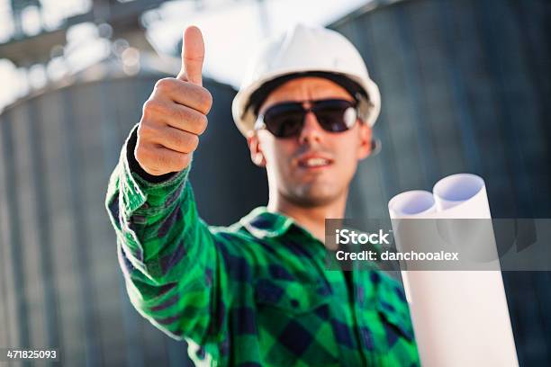 Construcción Trabajador Sonriente Mostrando Pulgar Hacia Arriba Y Foto de stock y más banco de imágenes de Accesorio de cabeza