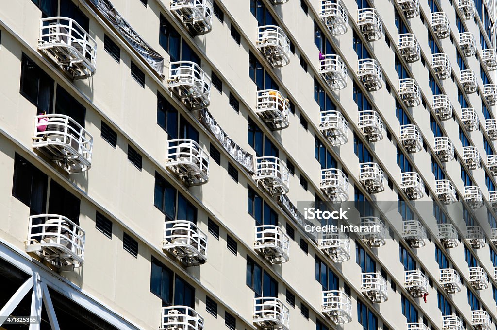 Blanco balcón en el edificio. - Foto de stock de Aire libre libre de derechos