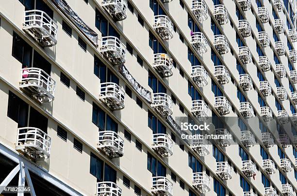 Blanco Balcón En El Edificio Foto de stock y más banco de imágenes de Aire libre - Aire libre, Arquitectura, Balcón