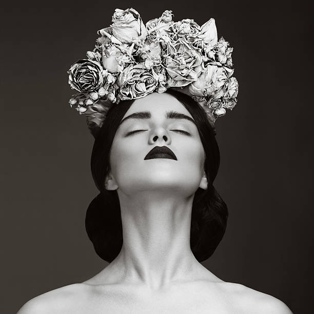linda mulher com coroa de flores de flores - gothic style fotos imagens e fotografias de stock