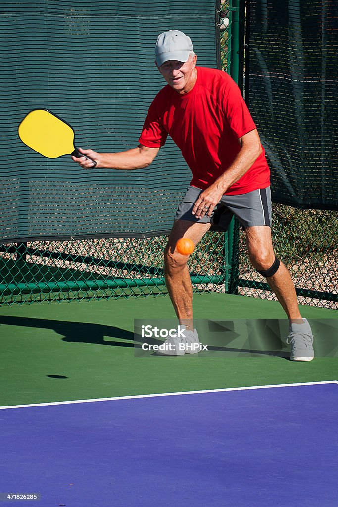 Pickleball acción-Senior hombre va volea toma - Foto de stock de Pickleball libre de derechos