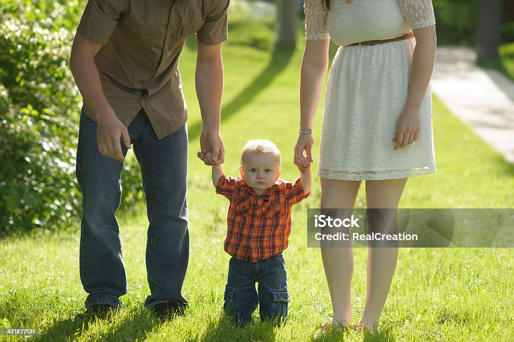 Mãe e pai e filho a pé do lado de fora - Foto de stock de 12-23 meses royalty-free