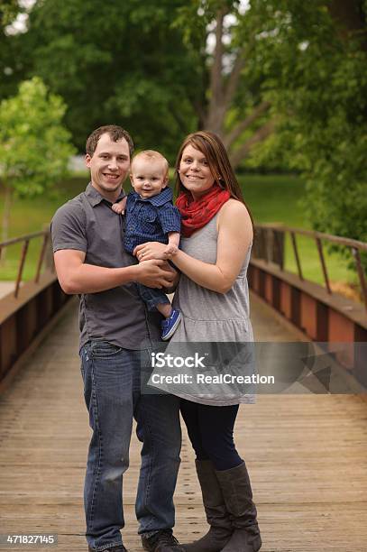 Familia Pie Fuera De Puente Foto de stock y más banco de imágenes de 12-23 meses - 12-23 meses, Adulto, Agarrar