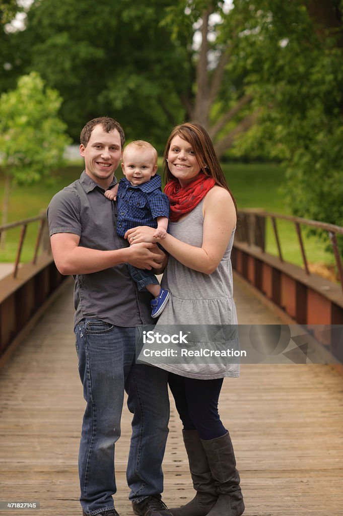 Famiglia in piedi sul ponte esterno - Foto stock royalty-free di 12-23 mesi