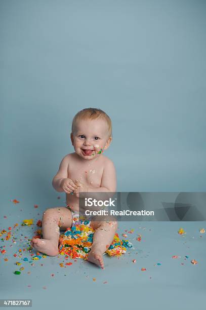 Unordentlich Baby Ernährung Geburtstagstorte Stockfoto und mehr Bilder von 12-23 Monate - 12-23 Monate, Baby, Blau