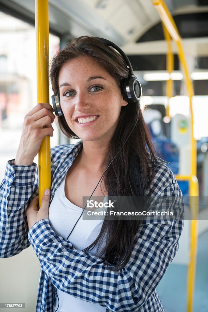 若い幸せな女性、耳の電話、バス - 20-24歳のロイヤリティフリーストックフォト