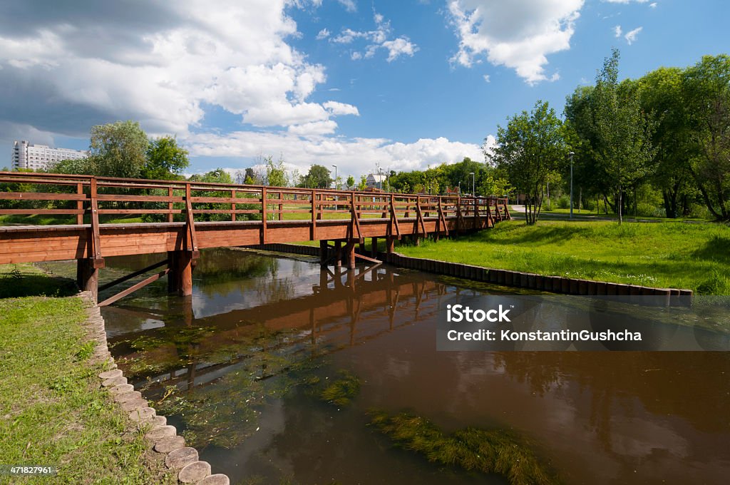 Puente de madera sobre el río - Foto de stock de Agua libre de derechos