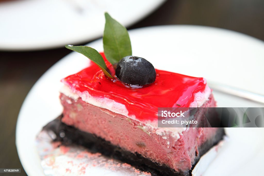 Pastel de frambuesa sobre fondo de madera - Foto de stock de Al horno libre de derechos