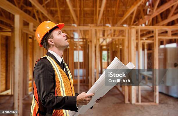 Arquitecto En Una Construcción De La Casa Foto de stock y más banco de imágenes de 30-39 años - 30-39 años, Accesorio de cabeza, Adulto