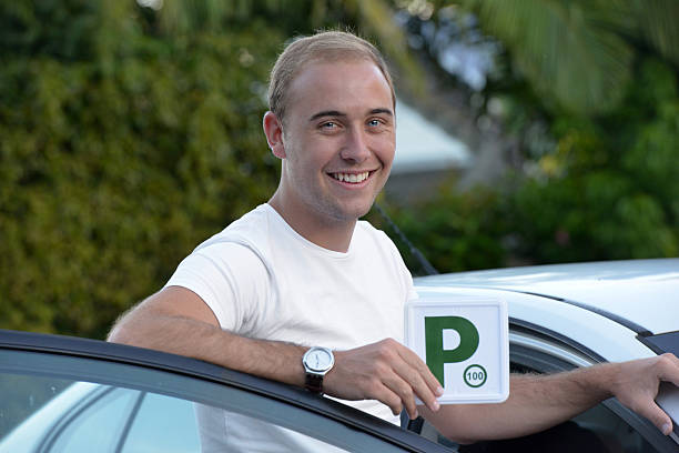 joven adolescente aprendiz conserve su hombre australiano sosteniendo un conductor de placa p - l plate fotografías e imágenes de stock