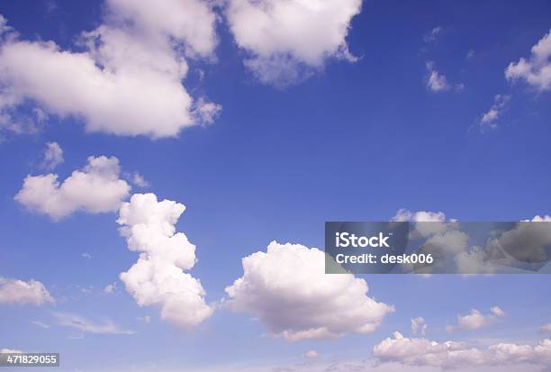 Błękitne Niebo I Chmury - zdjęcia stockowe i więcej obrazów Bez ludzi - Bez ludzi, Biały, Błyszczący